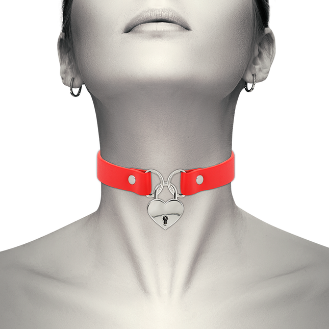 COQUETTE CHIC DESIRE - COLLIER EN CUIR VEGAN ROUGE AVEC ACCESSOIRE COEUR AVEC CL? by COQUETTE ACCESSORIES