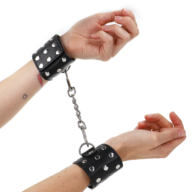 KINK - APPAREILS DE RETENUE POIGNETS AVEC FERMETURE PRESSION PLEINE DE RIVETS NOIR AJUSTABLE 19-24 CM X 5,5 CM by KINK WRIST RESTRAINT