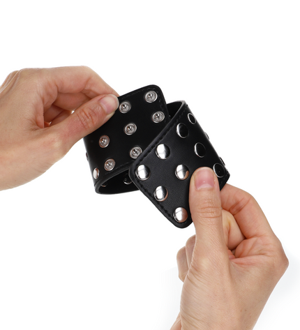 KINK - APPAREILS DE RETENUE POIGNETS AVEC FERMETURE PRESSION PLEINE DE RIVETS NOIR AJUSTABLE 19-24 CM X 5,5 CM by KINK WRIST RESTRAINT