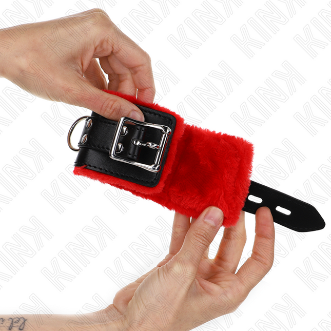 KINK - APPUI-POIGNETS DOUBLÉS DE FOURRURE AVEC TROUS CARRÉS CEINTURE ROUGE ET NOIRE RÉGLABLE 17-29 CM X 6 CM by KINK WRIST RESTRAINT
