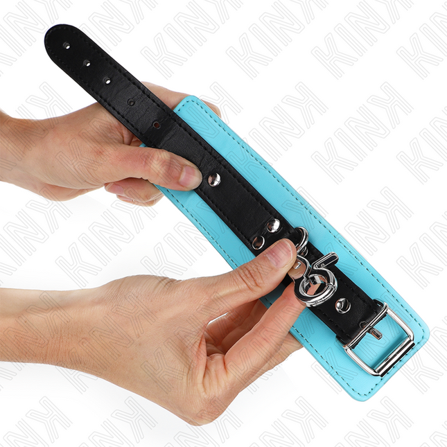 KINK - APPUI-POIGNETS VERROUILLABLES PREMIUM NOIR / BLEU RÉGLABLE 21-28 CM X 5,5 CM by KINK WRIST RESTRAINT
