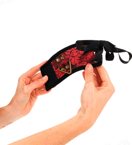 KINK - ATTACHE-POIGNETS SCANDAL DÉTAILS DENTELLE ROUGE-NOIR 24,5 CM X 6,5 CM by KINK WRIST RESTRAINT