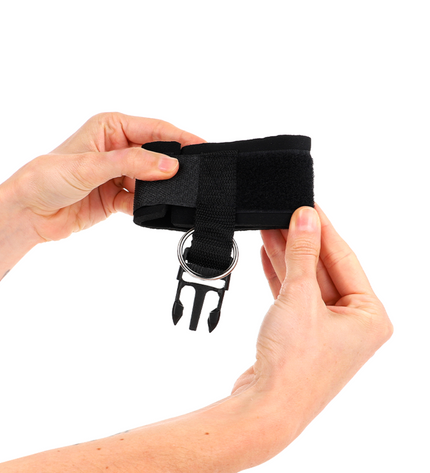 KINK - APPUI-POIGNET EN NÉOPRÈNE À ATTACHES ET BOUCLES NOIR RÉGLABLE 22-34 CM by KINK WRIST RESTRAINT