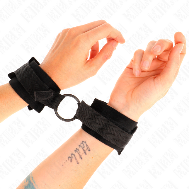 KINK - MANCHETTES DÉBUTANT FOURRURE 25 CM AVEC O-RING 4 CM NOIR AJUSTABLE 15-25 CM by KINK WRIST RESTRAINT