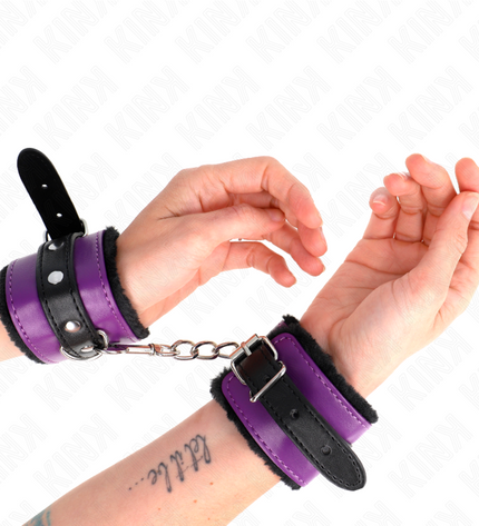 KINK - APPUI-POIGNETS DOUBLÉS DE FOURRURE PREMIUM NOIR AVEC CEINTURE VIOLET / NOIRE RÉGLABLE 17-29 CM X 6 CM by KINK WRIST RESTRAINT