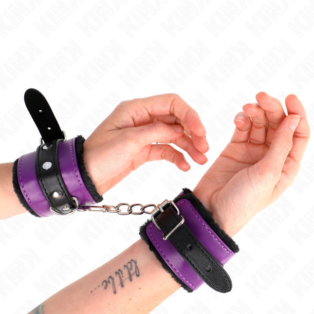 KINK - APPUI-POIGNETS DOUBLÉS DE FOURRURE PREMIUM NOIR AVEC CEINTURE VIOLET / NOIRE RÉGLABLE 17-29 CM X 6 CM by KINK WRIST RESTRAINT