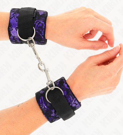 KINK - ATTENTES-POIGNETS COURTES EN DENTELLE DE VELOURS ET RELIURE EN NYLON VIOLET / NOIR 23 X 6,5 CM by KINK WRIST RESTRAINT