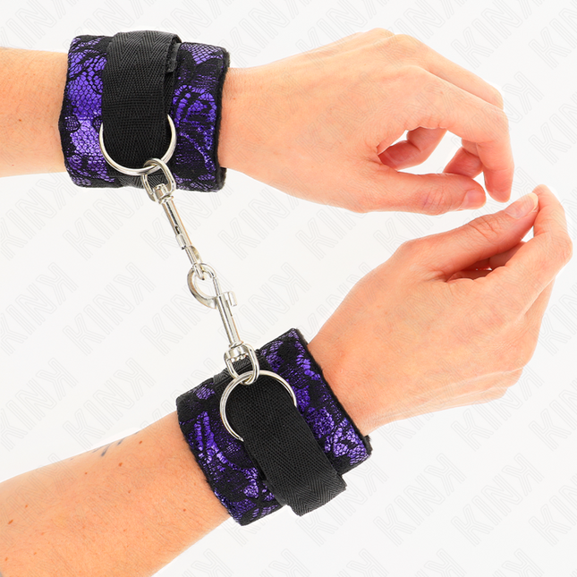 KINK - ATTENTES-POIGNETS COURTES EN DENTELLE DE VELOURS ET RELIURE EN NYLON VIOLET / NOIR 23 X 6,5 CM by KINK WRIST RESTRAINT