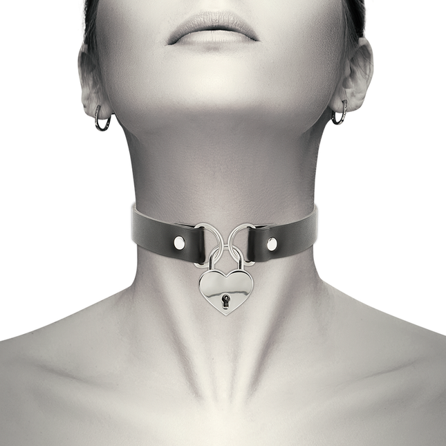 COQUETTE CHIC DESIRE - COLLIER EN CUIR VEGAN AVEC ACCESSOIRE COEUR AVEC CL? by COQUETTE ACCESSORIES